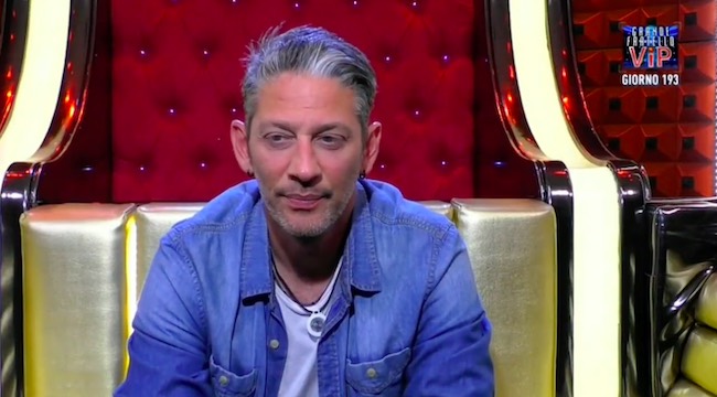 Edoardo Tavassi si becca un richiamo dopo la lite nel van con Micol Edoardo Tavassi si becca un richiamo dopo la lite nel van con Micol