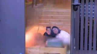 Oriana Marzoli e Luca tentano di decifrare la scritta di Daniele in sauna
