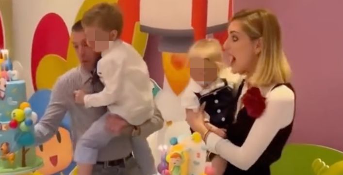 Fedez sta per far cadere la torta di Leone: l’epica reazione di Chiara Ferragni Fedez sta per far cadere la torta di Leone: l’epica reazione di Chiara Ferragni