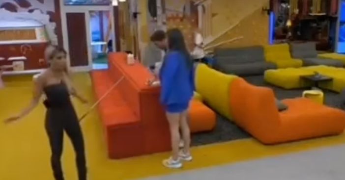 Oriana Marzoli scopre di dover fare la radio con Nikita Oriana Marzoli scopre di dover fare la radio con Nikita