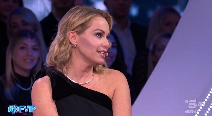 GF Vip, Sonia Bruganelli in studio con la schiena bloccata: “Mi è venuto il colpo della strega” GF Vip, Sonia Bruganelli in studio con la schiena bloccata: “Mi è venuto il colpo della strega”