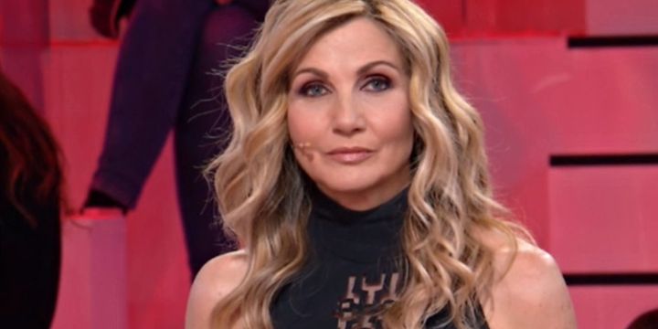 Lorella Cuccarini, i fan notano un mignolo che esce dalla scarpa al Serale Lorella Cuccarini, i fan notano un mignolo che esce dalla scarpa al Serale