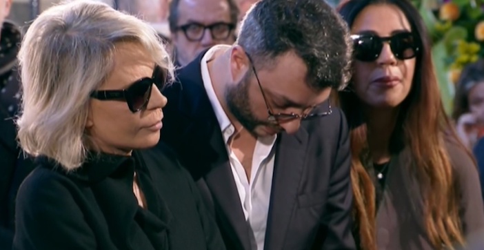 Raffaella Mennoia parla dei giorni di lutto vissuti con Maria De Filippi Raffaella Mennoia parla dei giorni di lutto vissuti con Maria De Filippi