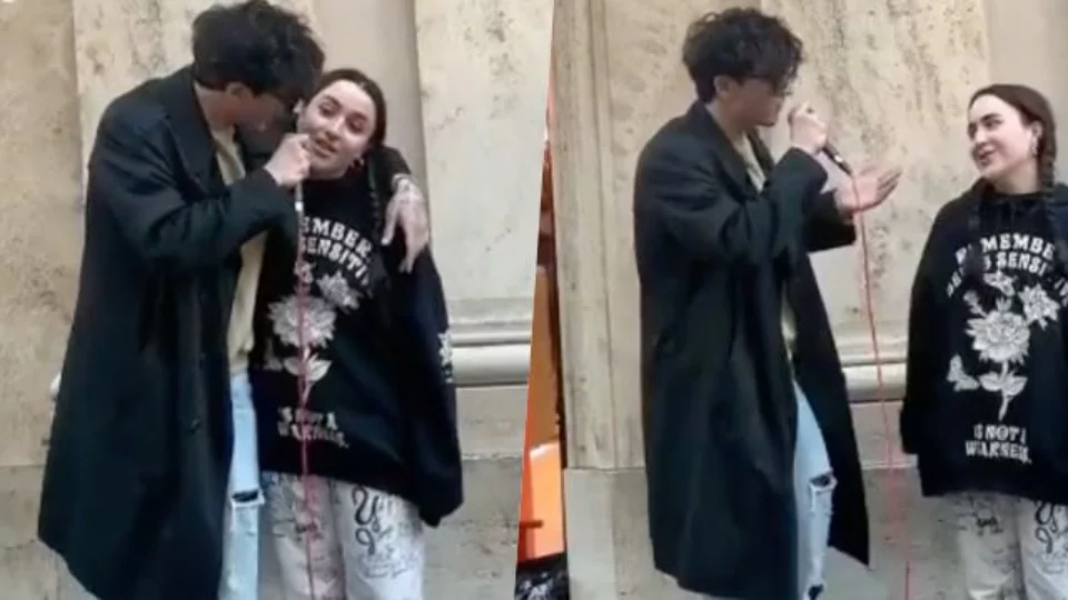 Tananai si ferma a cantare con un'artista di strada a Roma