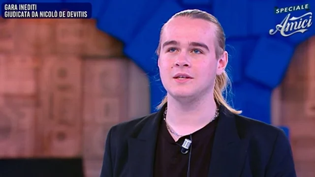 Amici 22, critica ad Aaron e al suo nuovo inedito: