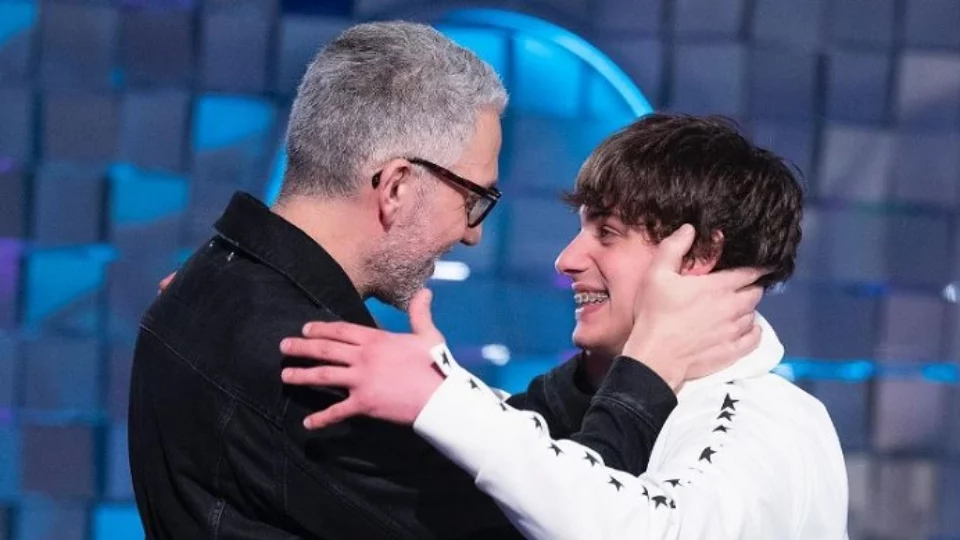 Beppe Fiorello fa una sorpresa a Samu, lui scoppia a piangere