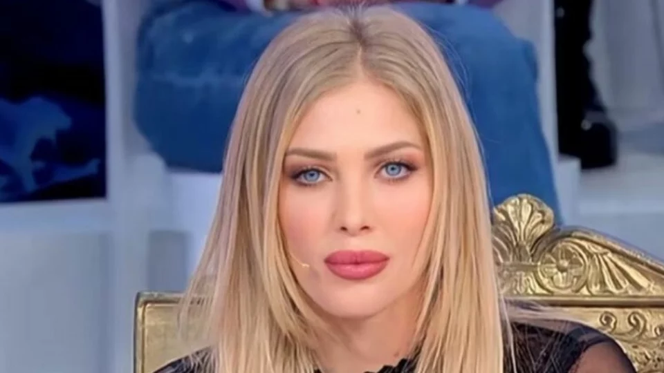 Uomini e Donne, Nicole riceve un bigliettino di nascosto: è bufera