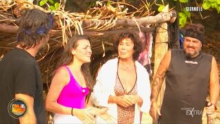 Cristina Scuccia canta a L'Isola dei Famosi e coinvolge i naufraghi