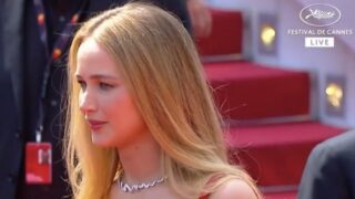 Jennifer Lawrence sul red carpet a Cannes con le infradito