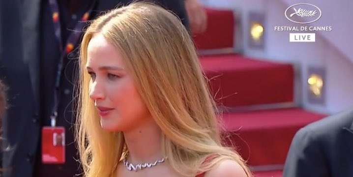 Jennifer Lawrence sul red carpet a Cannes con le infradito