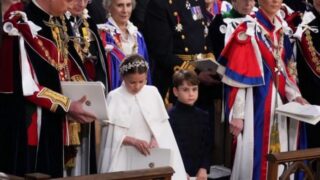 Principe Louis sbadiglia durante la cerimonia di incoronazione