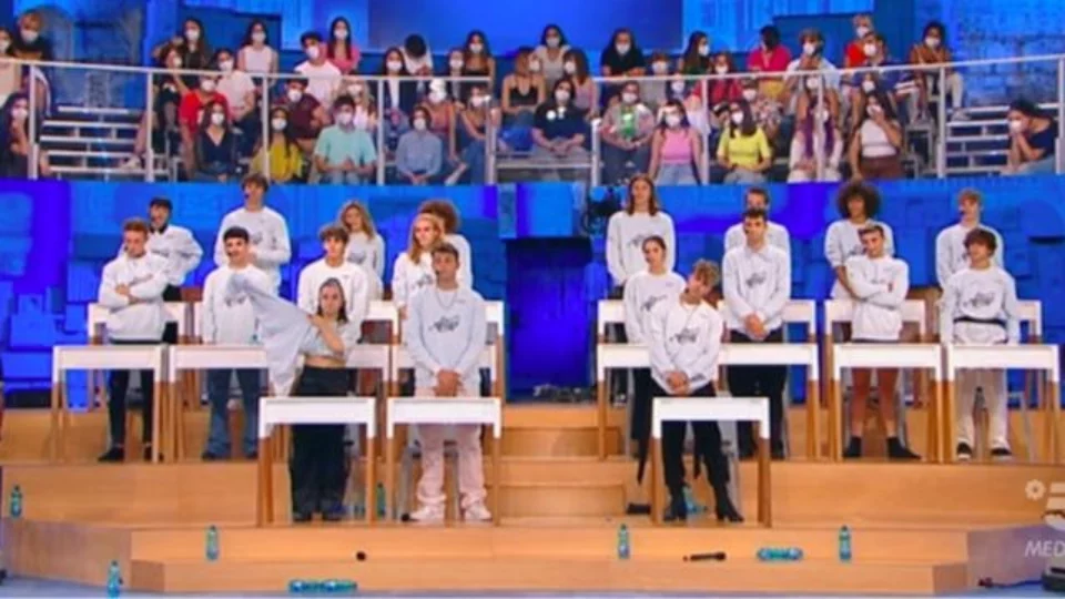 amici 22 tensioni due ex allievi festa dopo finale