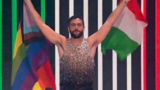 Marco Mengoni, ingresso all'Eurovision con la bandiera arcobaleno