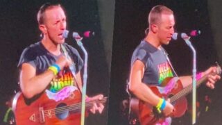 Chris Martin canta Napule è durante il concerto dei Coldplay a Napoli