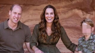 William e Kate, il figlio George in vacanza lavora nelle stalle