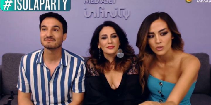 Isola dei Famosi, ecco chi canta la sigla del reality Isola dei Famosi, ecco chi canta la sigla del reality