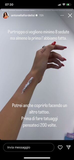 Il tatuaggio che sta facendo togliere Antonella Fiordelisi