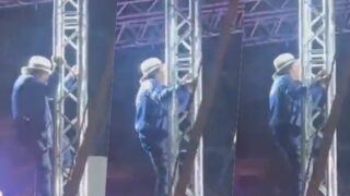 Al Bano si arrampica su un traliccio durante un concerto