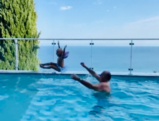 Gerry Scotti con la nipote in piscina