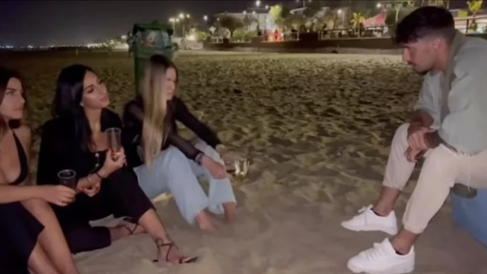 Manuel Marascio imita Filippo Bisciglia al falò: il divertente video