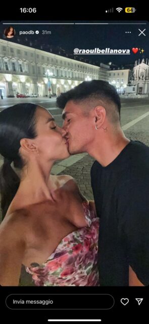 La foto del primo bacio in pubblico tra Paola Di Benedetto e il nuovo fidanzato