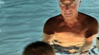 paolo bonolis nonno nipotino gioca piscina