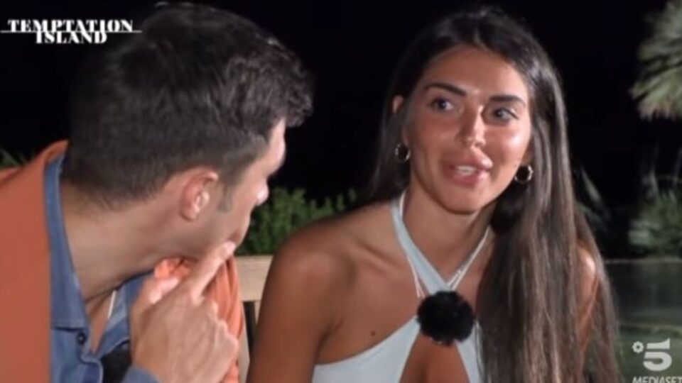 Temptation Island 2023, Mirko e Greta in vacanza con la suocera Temptation Island 2023, Mirko e Greta in vacanza con la suocera