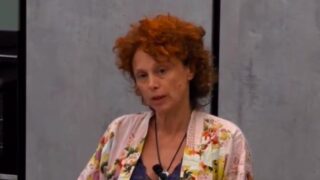Beatrice Luzzi beccata mentre parla da sola: lo sfogo contro Rosy