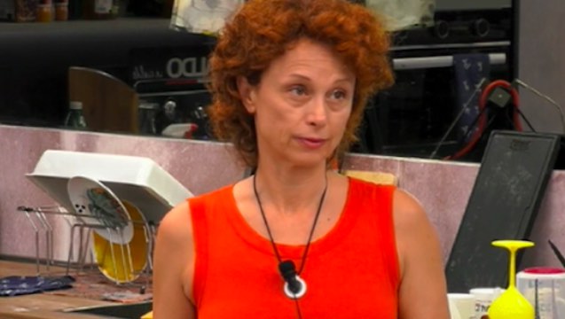 Beatrice Luzzi, monologo contro gli inquilini: la regia stacca Beatrice Luzzi, monologo contro gli inquilini: la regia stacca