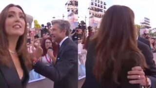 Venezia 80, Patrick Dempsey saluta e bacia Caterina Balivo sul red carpet
