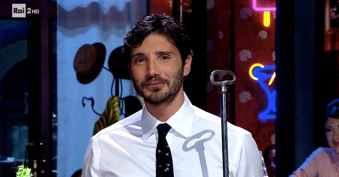 Stefano De Martino paparazzato insieme alla nuova fidanzata Stefano De Martino paparazzato insieme alla nuova fidanzata