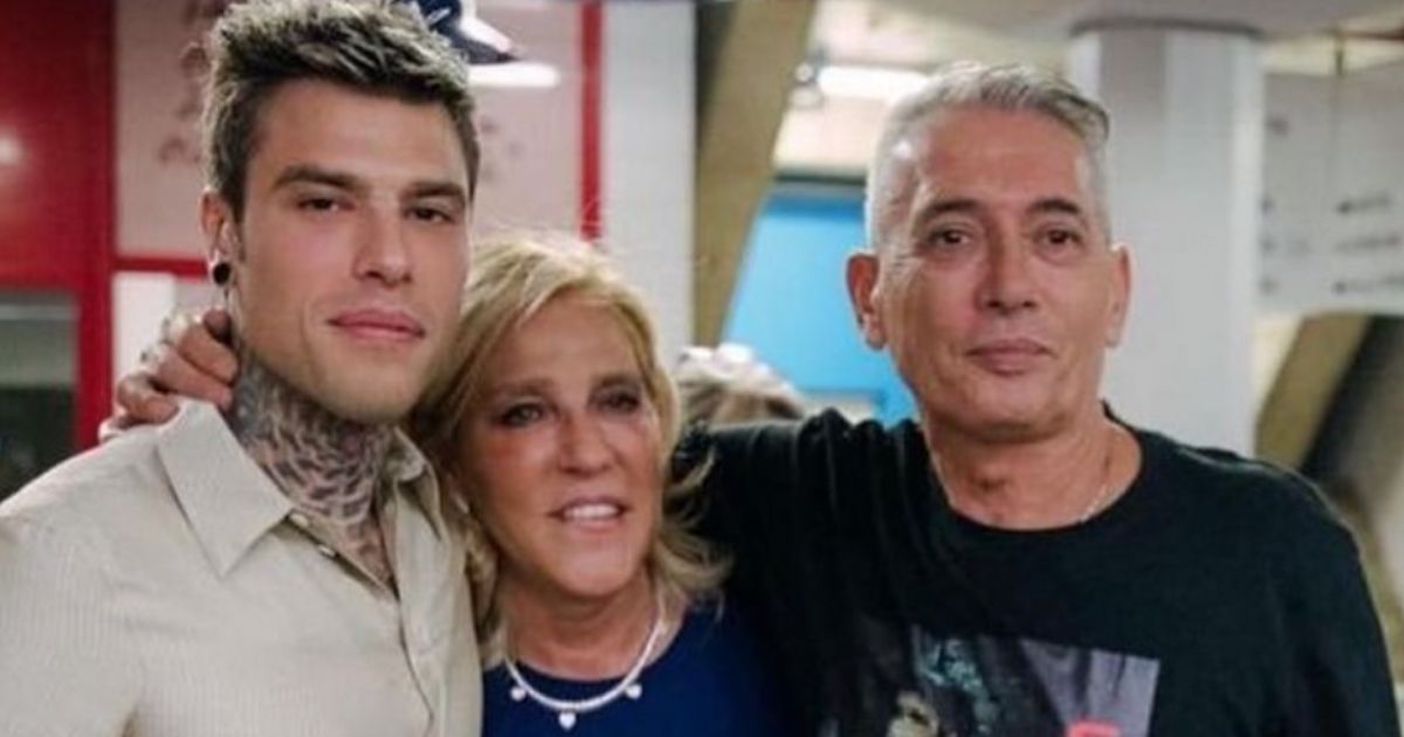 Fedez, i genitori rompono il silenzio e svelano come sta Fedez, i genitori rompono il silenzio e svelano come sta