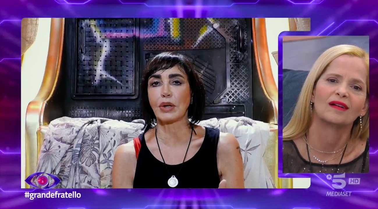Fiordaliso critica i coinquilini del GF, loro scoprono tutto in diretta Fiordaliso critica i coinquilini del GF, loro scoprono tutto in diretta