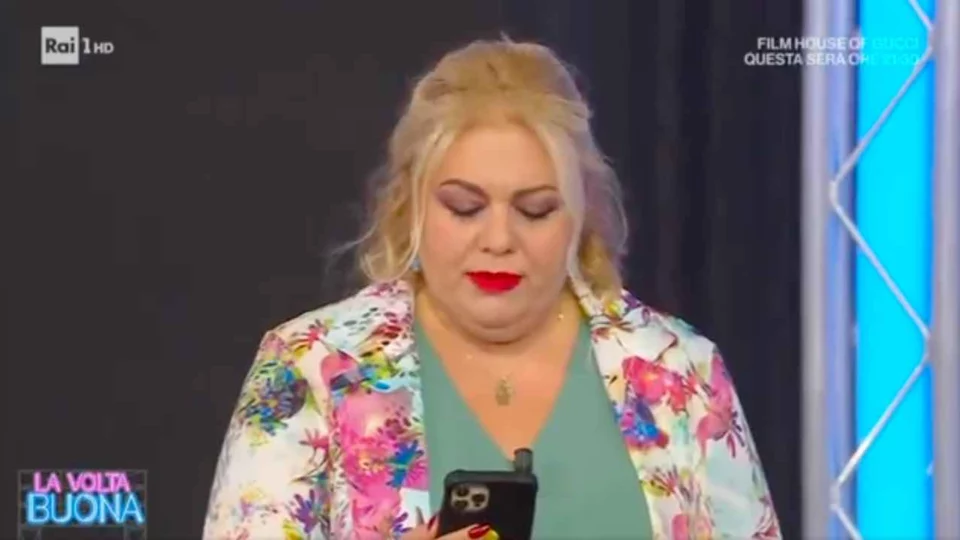 Rossella Erra legge tutti gli insulti che riceve: 