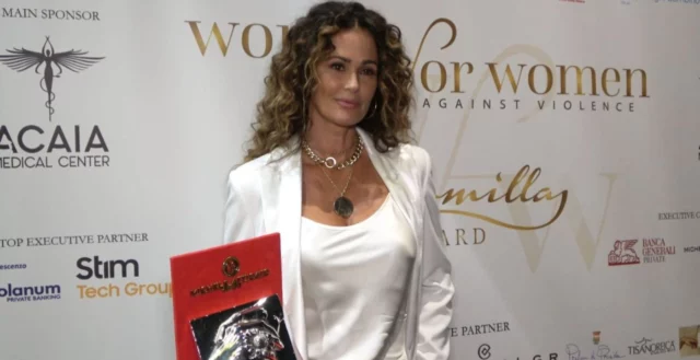 Samantha De Grenet con il premio 