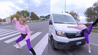 Alessia Marcuzzi balla per strada sulle note di Flashdance