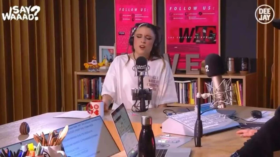 Angelina canta “All I want for Christmas is you” con il fidanzato Antonio