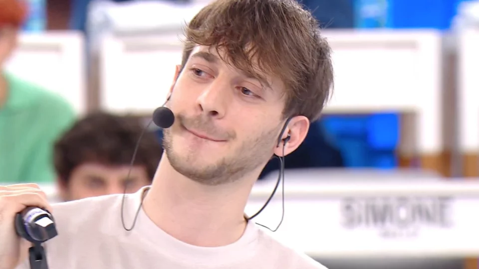 Holden si commuove mentre canta Il Mio Canto Libero