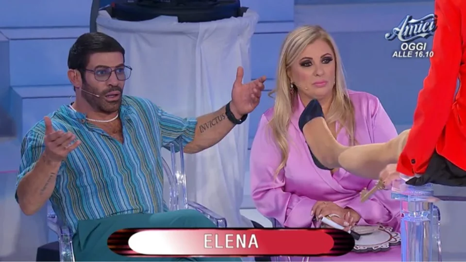 Uomini e Donne, Elena sfila ispirandosi a un film di Tinto Brass
