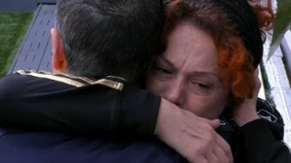 Beatrice in lacrime a causa di Vittorio, Massimiliano la consola