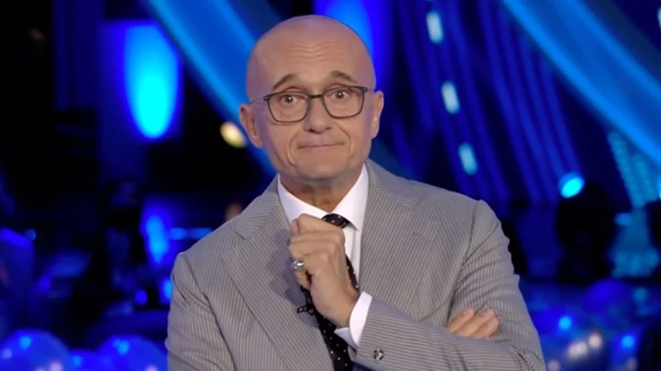 Alfonso Signorini, salta l'ospitata in Rai per volere di Mediaset
