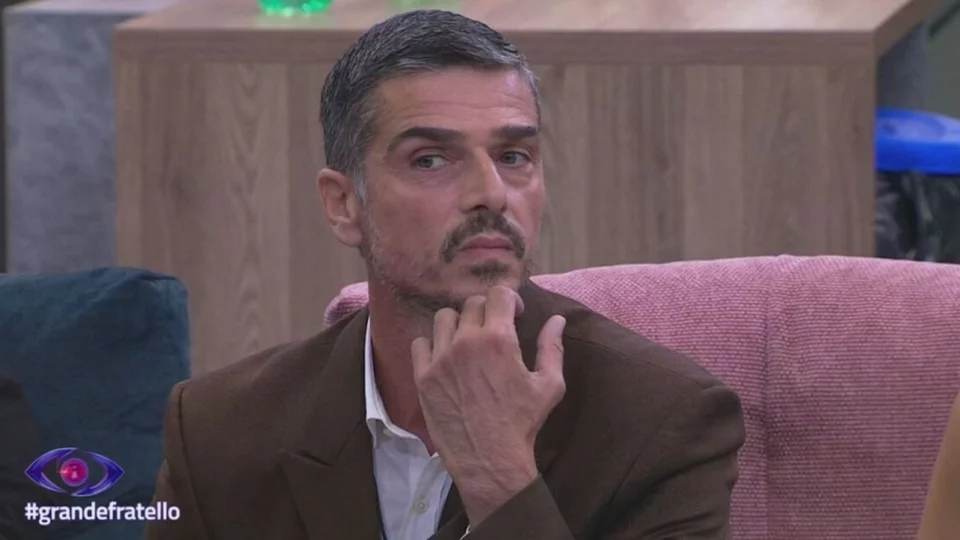 Massimiliano Varrese si rade totalmente la barba