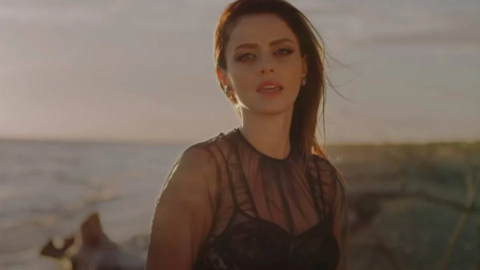Annalisa non molla e piazza ben 6 pezzi in classifica questa settimana