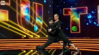 Simona Ventura si esibisce con un tango argentino: è standing ovation