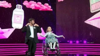 Stefano De Martino si esibisce a Ballando con una ragazza disabile