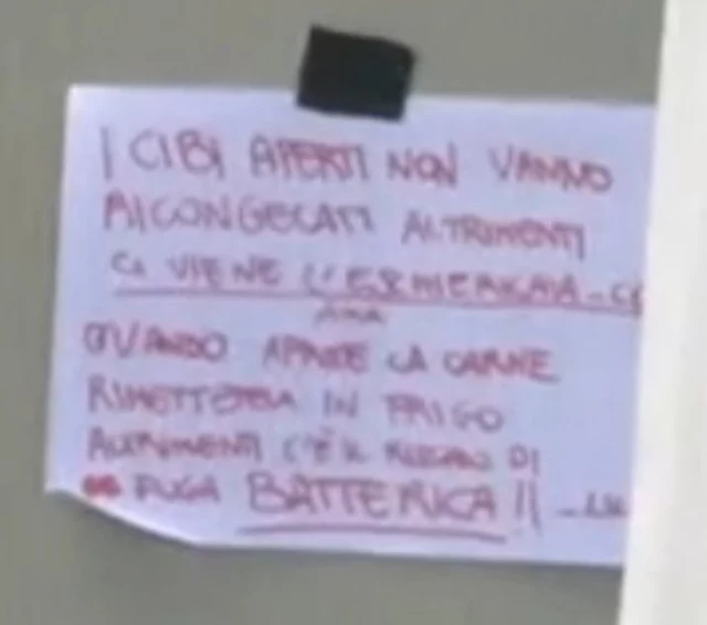 Uno dei biglietti appesi nella casetta di Amici 23