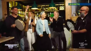 Helen Mirren balla la taranta in diretta a Pomeriggio 5 (VIDEO)