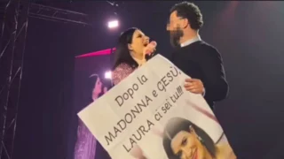Laura Pausini, prete scatenato al suo concerto canta con lei