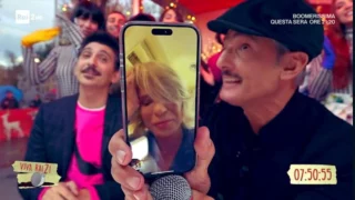 Maria De Filippi compie gli anni, Fiorello la videochiama in diretta e le canta “Tanti auguri”