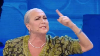 Alessandra Celentano riprende alcuni allievi che l'hanno offesa